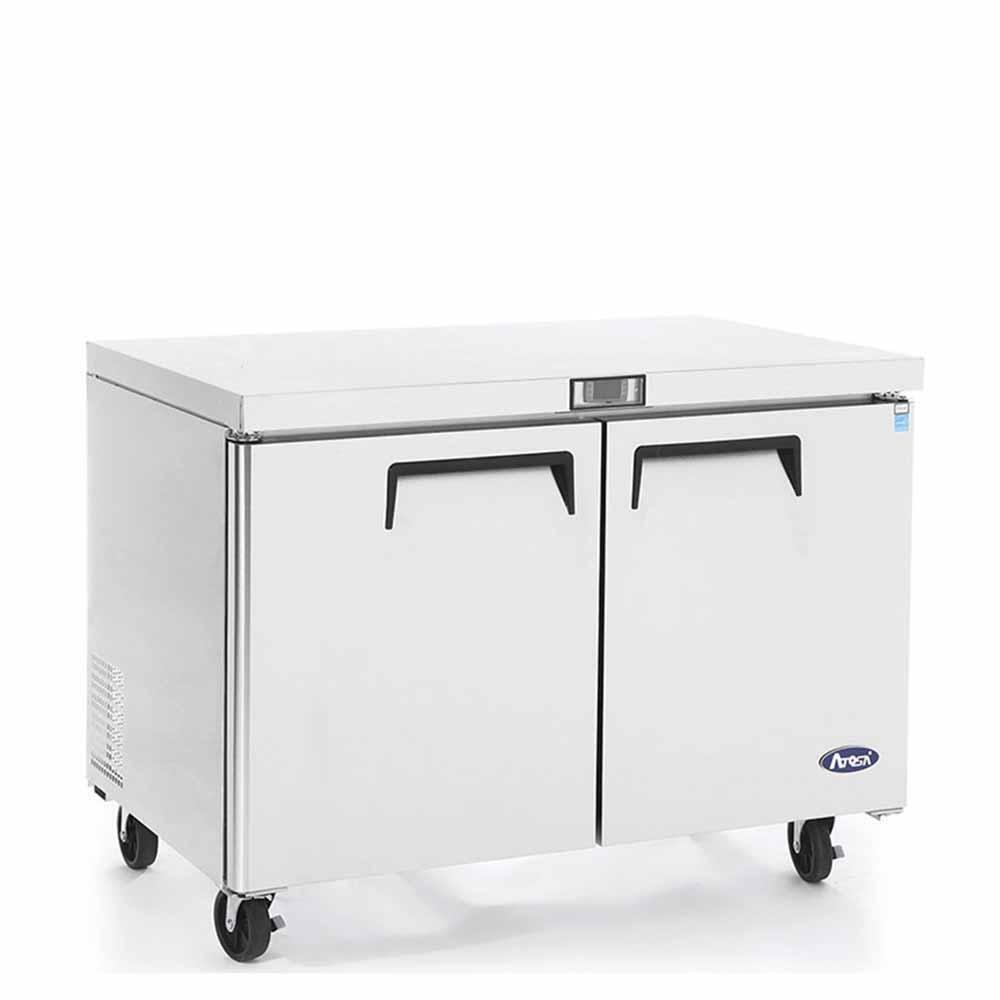 Atosa Mgf8402Gr Mesa Refrigerada Bajo Barra Puerta Sólida Acero Inoxidable Ruedas 122.5 cm Largo - Mesa Fría - Atosa - KitchenMax Store